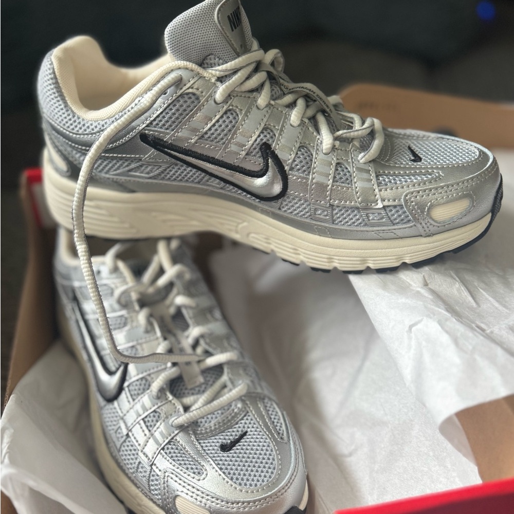 Nike Big Kids 5Y / Women's 7 Silver and Cream Sneakers NWT